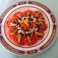 Ensalada de tomate y mejillones