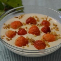 Crema fría de arroz y fresas