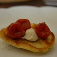 Tortitas saladas con tomatitos confitados