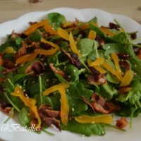 Ensalada de espinacas, frutas secas y crujientes de panceta