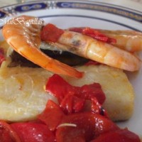 Bacalao con pimientos y langostinos