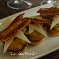 Montaditos de berenjena, queso de oveja y panceta crujiente