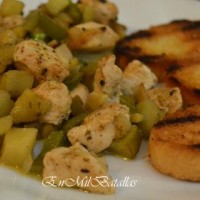 Pollo especiado con vegetales y tostas