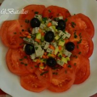Ensalada de tomate y tofu griego