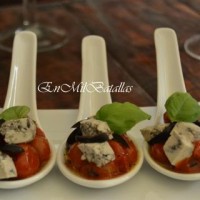Cucharitas de aperitivo de tomatitos y tofu griego