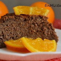Pastel de chocolate negro y naranjas en almibar