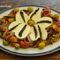 Ensalada de tomate, mozzarella y anchoas