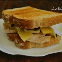 Sandwich de pollo al ajo negro