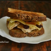 Sandwich de pollo, queso y frutas secas