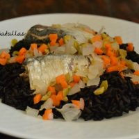 Ensalada de arroz negro y sardinas