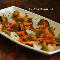 Ensalada de alga kombu y zanahoria con mejillones