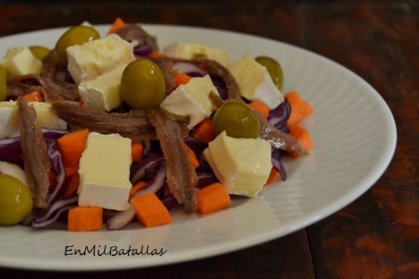Ensalada de lombarda, brie y anchoillas - En Mil Batallas