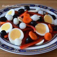Ensalada de huevo cocido con pimiento fresco