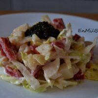 Ensalada de patatas con esferas de carne de esturión