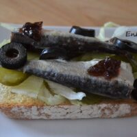 Tostadas picantes con sardinas: 2 ideas sabrosas
