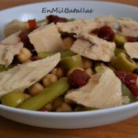 Ensalada de garbanzos con bonito y pimientos caramelizados