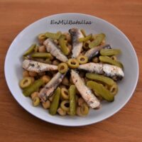 Ensalada de garbanzos con sardinillas picantes