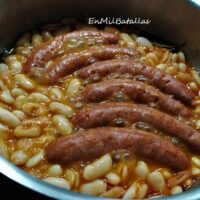 Alubias blancas con salchichas rojas