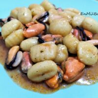 Ñoquis con mejillones en salsa