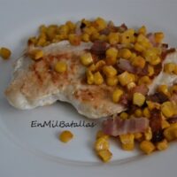 Pollo con maíz y bacon