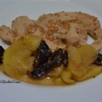 Pollo con manzana y ciruelas pasas
