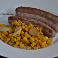 Salchichas de cerdo con maíz